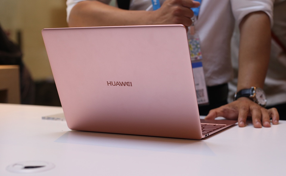 CES Asia 2017: Trên tay Huawei Matebook X giống hệt MacBook - 5 Tuy nhiên, mặt trước của máy không in logo mà sử dụng ngay tên thương hiệu là Huawei. Máy có 3 màu sắc để lựa chọn gồm vàng, hồng và xám.