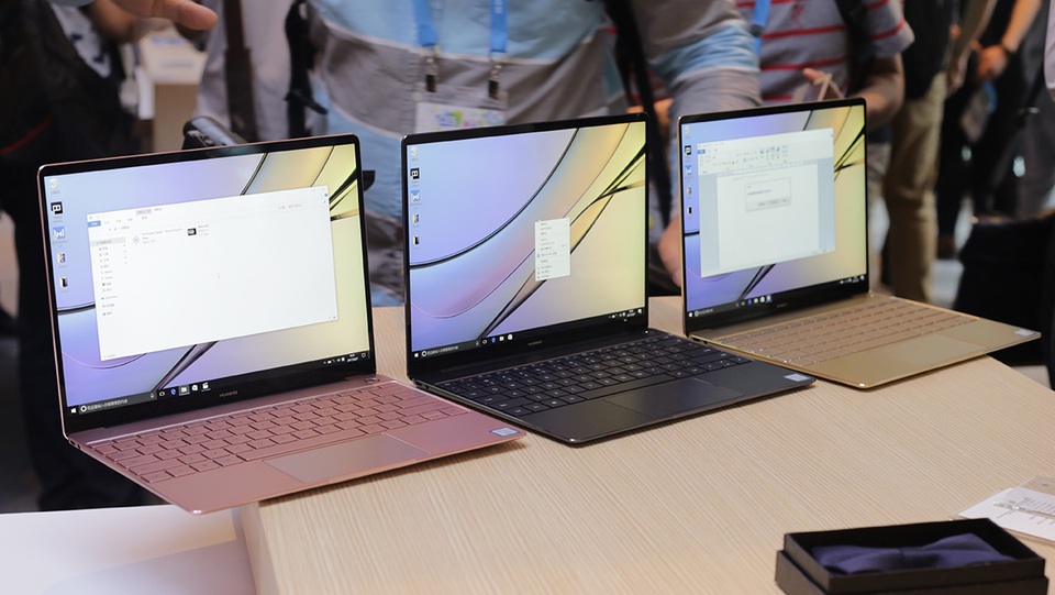 CES Asia 2017: Trên tay Huawei Matebook X giống hệt MacBook - 4
Matebook X sử dụng chất liệu kim loại nguyên khối để làm vỏ máy, tương tự như Macbook của Apple. Thoạt nhìn, hình dáng của máy tương đồng mẫu Macbook 12 inch với các dãy phím, góc bo tròn lẫn touchpad na ná nhau.
