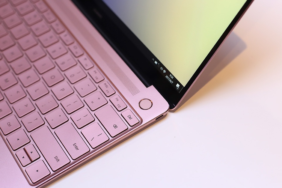 CES Asia 2017: Trên tay Huawei Matebook X giống hệt MacBook - 6 Khác biệt duy nhất khi so với Macbook 12 inch của Apple đó là nút home của máy được trang bị cảm biến vân tay và màn hình kích thước 13 inch đạt độ phân giải 2K. Huawei cho biết, màn hình này có độ sáng 350 nit và được bảo vệ bởi kính cường lực Corning Gorilla Glass.