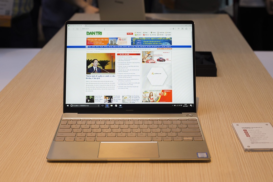 CES Asia 2017: Trên tay Huawei Matebook X giống hệt MacBook - 3
Mặc dù sở hữu kích thước màn hình 13 inch nhưng thiết kế của máy gói gọn trong một hình dáng nhỏ hơn tờ giấy A4. Để tối giản trong thiết kế, hãng đã làm viền màn hình mỏng đi đáng kể, chỉ còn 4,4 mm.