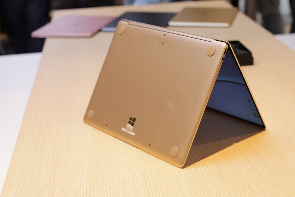 CES Asia 2017: Trên tay Huawei Matebook X giống hệt MacBook - 11 Hiện giá bán vẫn chưa được công bố nhưng theo tiết lộ, dòng sản phẩm này hướng đến đối tượng người dùng doanh nhân và giá bán ở phân khúc cao cấp.