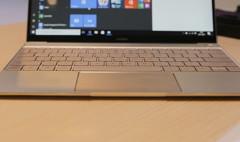 CES Asia 2017: Trên tay Huawei Matebook X giống hệt MacBook - 8 Đi cùng đó, các phím bấm của Huawei Matebook X có độ nảy tốt hơn so với Macbook 12 inch. Thử thao tác gõ phím, các phím cho tốc độ phản hồi tốt và cảm giác phím khá thoải mái.