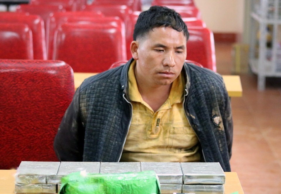 Bắt giữ 3 đối tượng thu giữ 15 bánh heroin và 9kg ma túy đá - 3 Đối tượng Lầu Giống Dê cùng tang vật 10 bánh heroin (Ảnh: Hải Thượng)