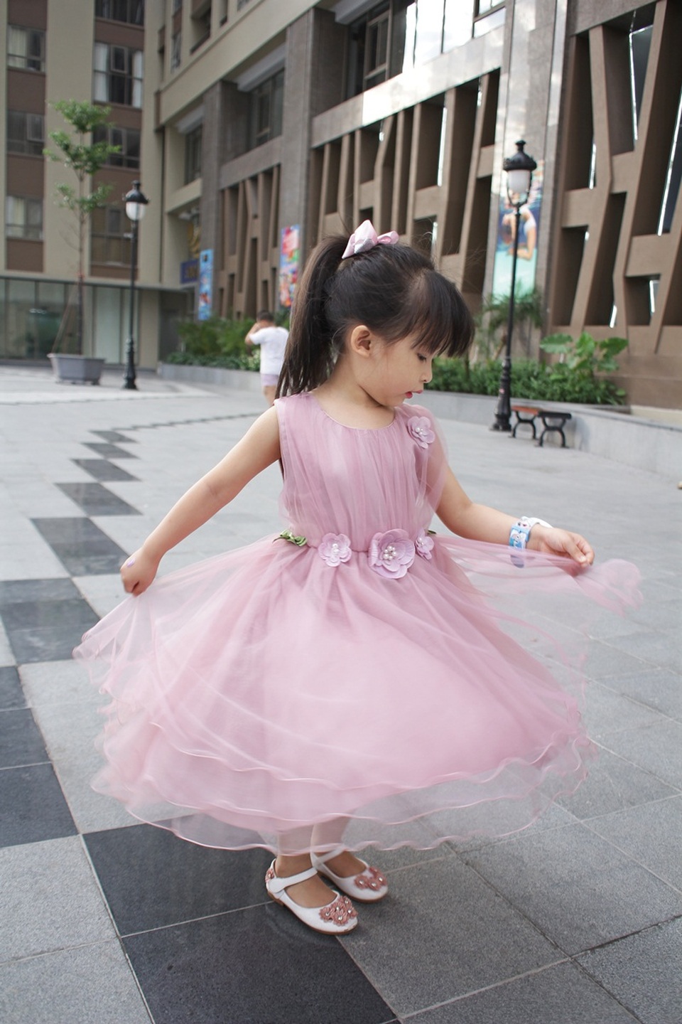 “Chi Pu phiên bản nhí” đốn tim với phong cách siêu mẫu - 15 “Chi Pu phiên bản nhí” đốn tim với phong cách siêu mẫu - 15