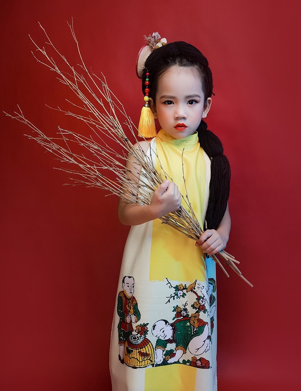 Tuổi nhỏ nhưng tài năng không nhỏ, mẫu nhí Hoàng Quyên đã chứng minh điều đó khi cô bé biết tận dụng những chất liệu dân gian trong khung hình