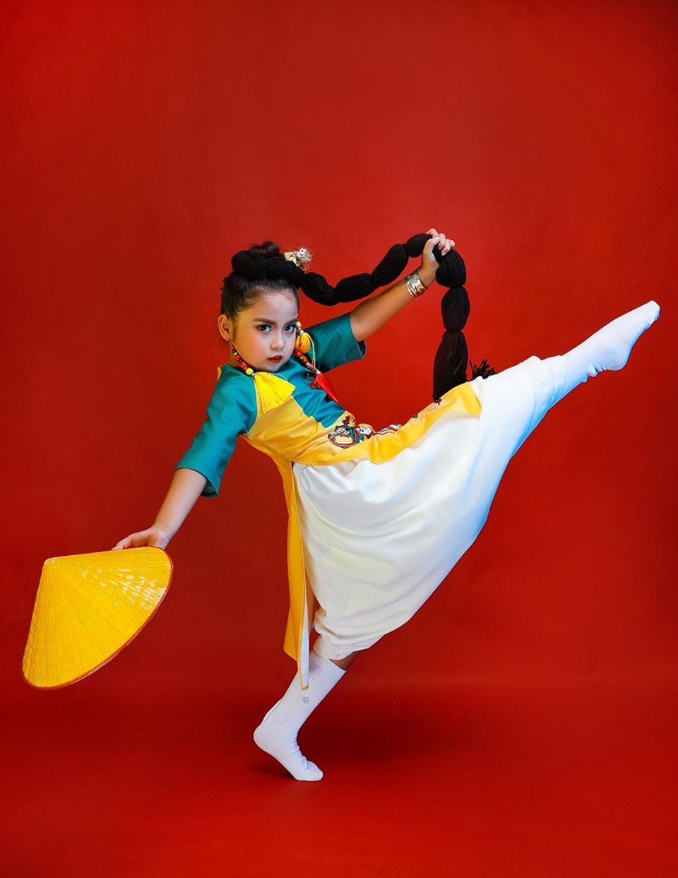 Mẫu nhí Gia Hân hoàn toàn khác lạ và phá cách trong tạo hình mới với tà áo dài truyền thống