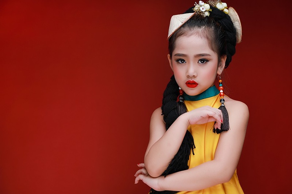 Trưởng thành từ sau cuộc thi Hoàng từ & công chúa thế giới, Công chúa thiếu nhi thế giới Khánh Linh vừa toát lên vẻ đẹp truyền thống nhưng cũng không kém phần hiện đại