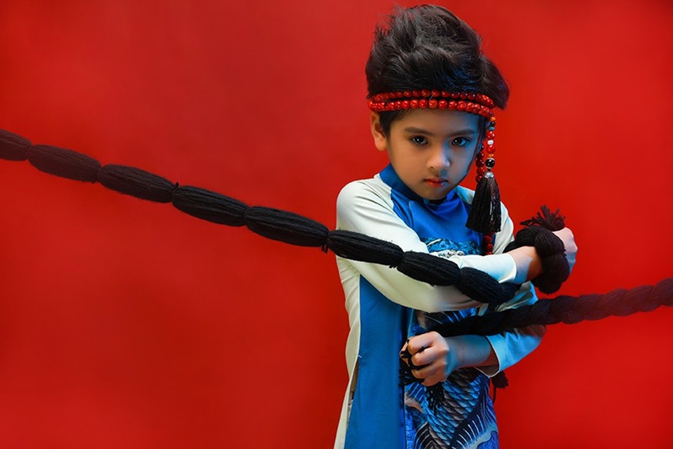 Chàng mẫu nhí nổi tiếng với vẻ ngoài đáng yêu Minh Đức hoàn toàn lột xác với tạo hình cứng cáp, dứt khoát cùng ánh mắt đầy ma mị