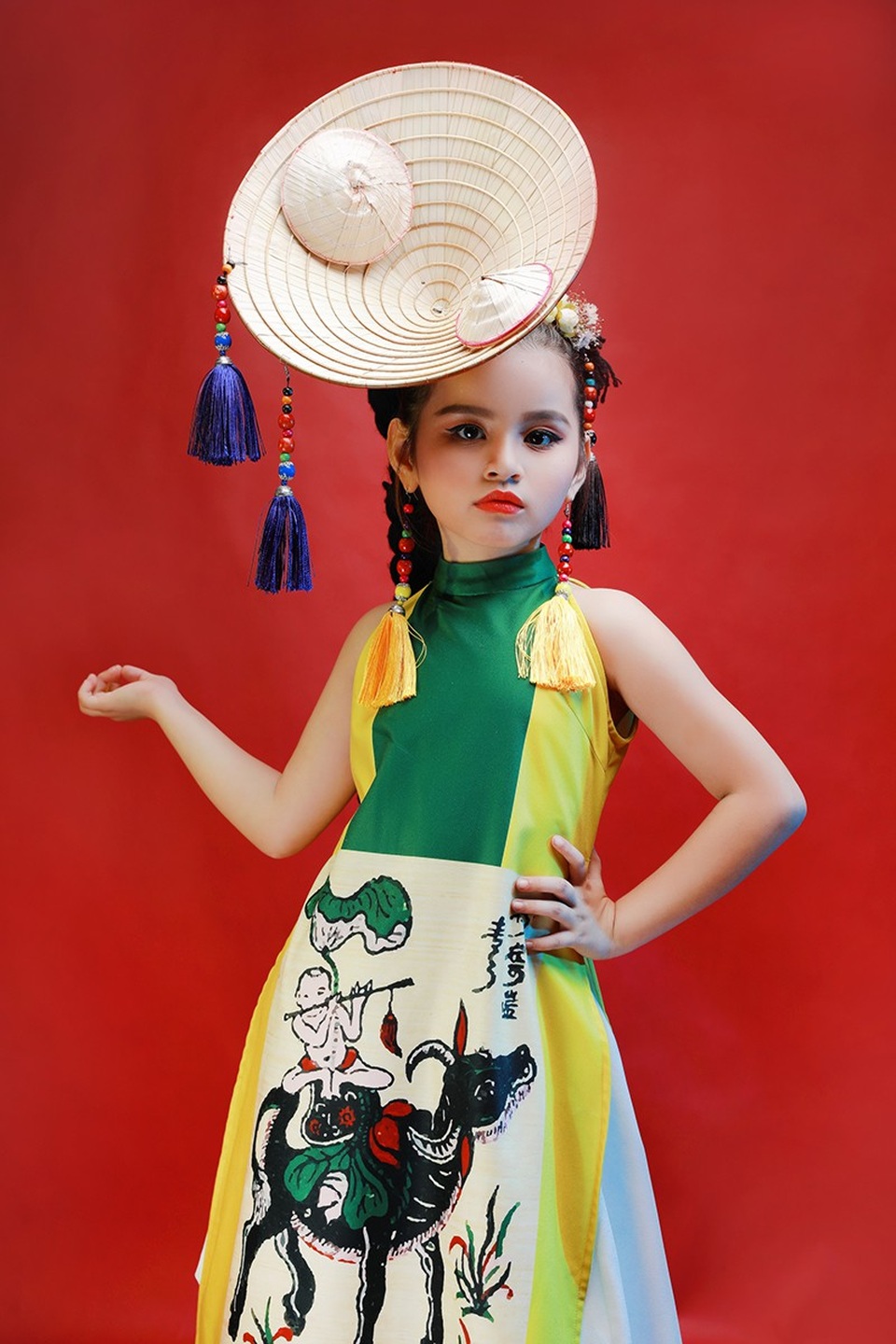 Đạo cụ là chiếc nón lá cồng kềnh nhưng vẫn không làm khó được “bông hồng lai” Hoàng Linh