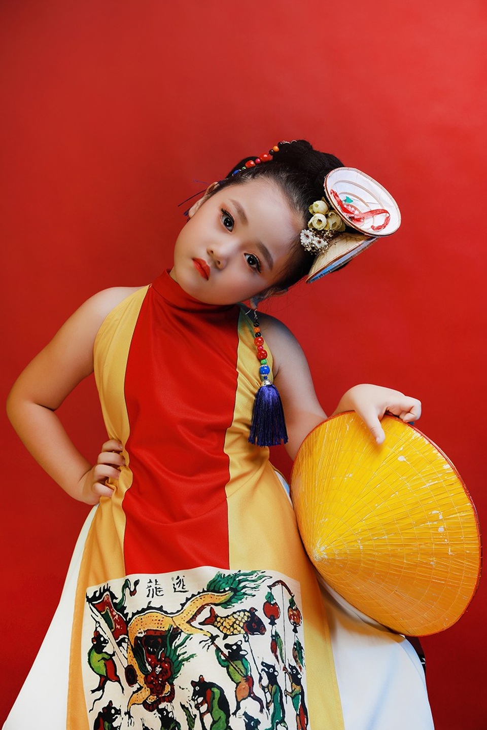 Bảo Ngân vẫn giữ được nét ngây thơ, đáng yêu thường ngày trong tà áo dài cách tân trẻ trung, hiện đại