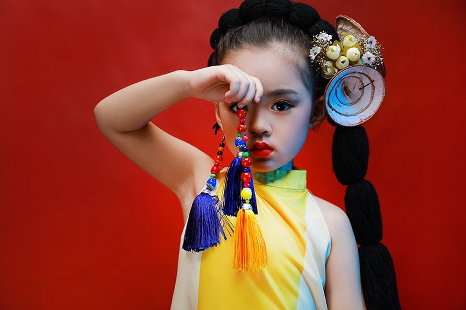 Nét ngộ nghĩnh, đáng yêu thường thấy ở Nhã Uyên trầm tĩnh hơn khi cô bé khoác lên mình bộ áo dài truyền thống