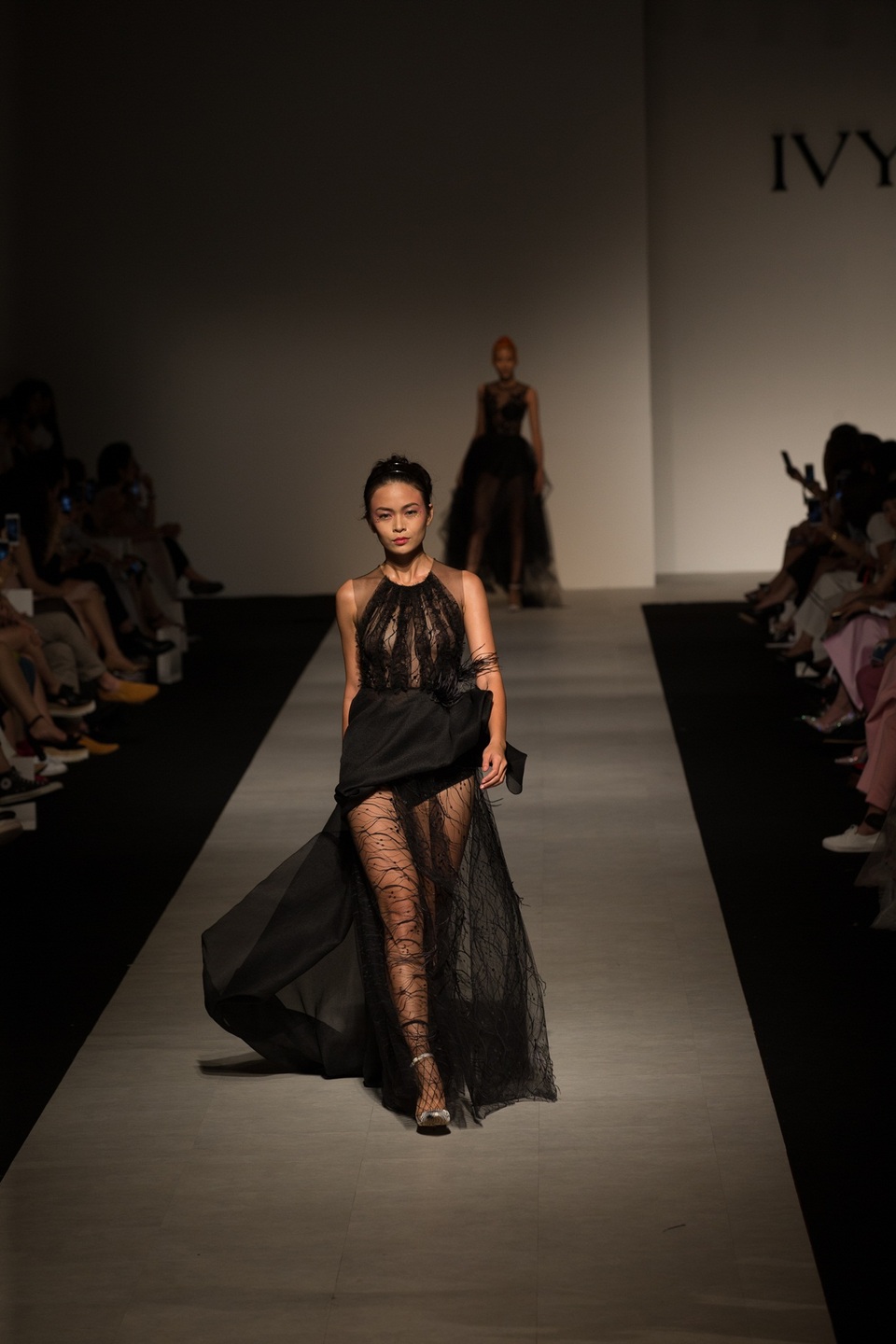 Quán quân Mâu Thủy cũng liên tục gặt hái được thành công và ký được nhiều hợp đồng với các thương hiệu lớn tại New York thời gian qua. Cô gợi cảm bước đi trong một thiết kế xuyên thấu khoe chân dài miên man.