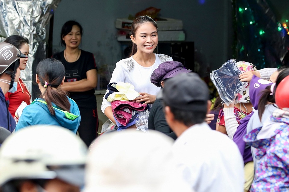Mâu Thủy chia sẻ lý do bị tụt hạng trong Hoa hậu Hoàn vũ - 2 Cũng gần đây, dù đang tất bật chuẩn bị cho giai đoạn nước rút cuộc thi Miss Universe Vietnam 2017, Mâu Thủy vẫn dành thời gian cùng ê-kíp trực tiếp thực hiện dự án từ thiện nhằm giúp người dân gặp hoàn cảnh khó khăn có áo quần tươm tất trong những ngày đông.