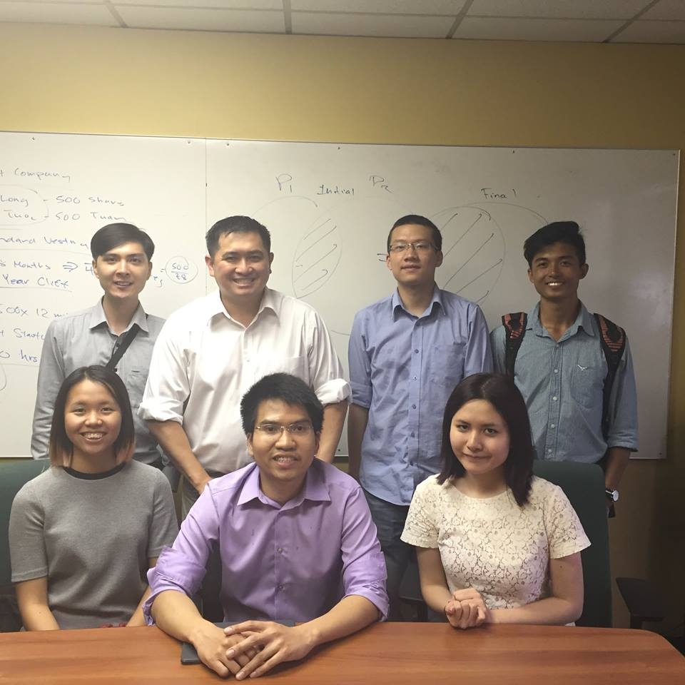 8X Việt nghiên cứu trí tuệ nhân tạo, giành học bổng tiến sĩ Mỹ 7 tỷ đồng - 4
Từ năm 2012 đến nay, chàng trai 8X này (ngồi giữa hàng đầu) liên tục sáng lập các dự án hướng đến các bạn trẻ.