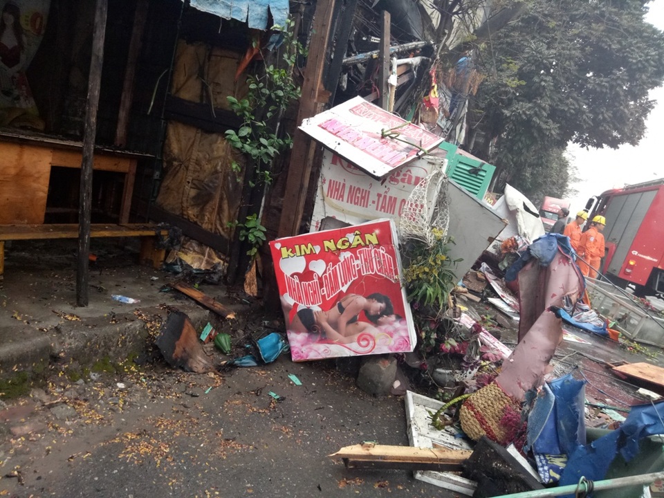 
Ngôi nhà 10 mét vuông với đủ các loại biển hiệu
