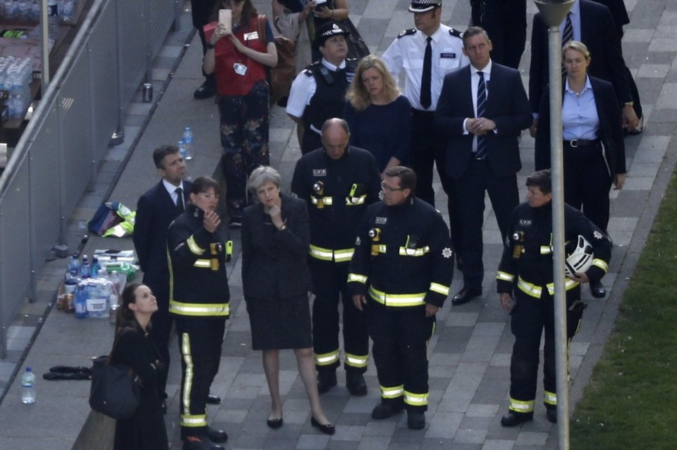 Vụ cháy chung cư 24 tầng ở London: Số người chết tăng lên 17 - 2 Thủ tướng Anh Theresa May tới hiện trường vụ cháy (Ảnh: Metro)
