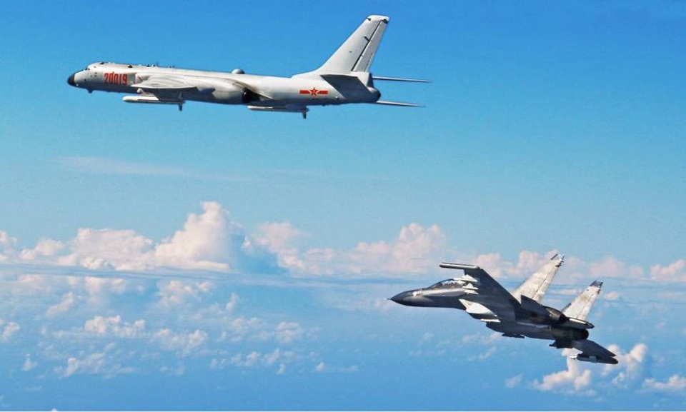 Cuộc đối đầu không tiếng súng Trung - Mỹ - 2 Các máy bay quân sự H-6K và Su-30 của Trung Quốc di chuyển về phía tây Thái Bình Dương (Ảnh: Kyodo)