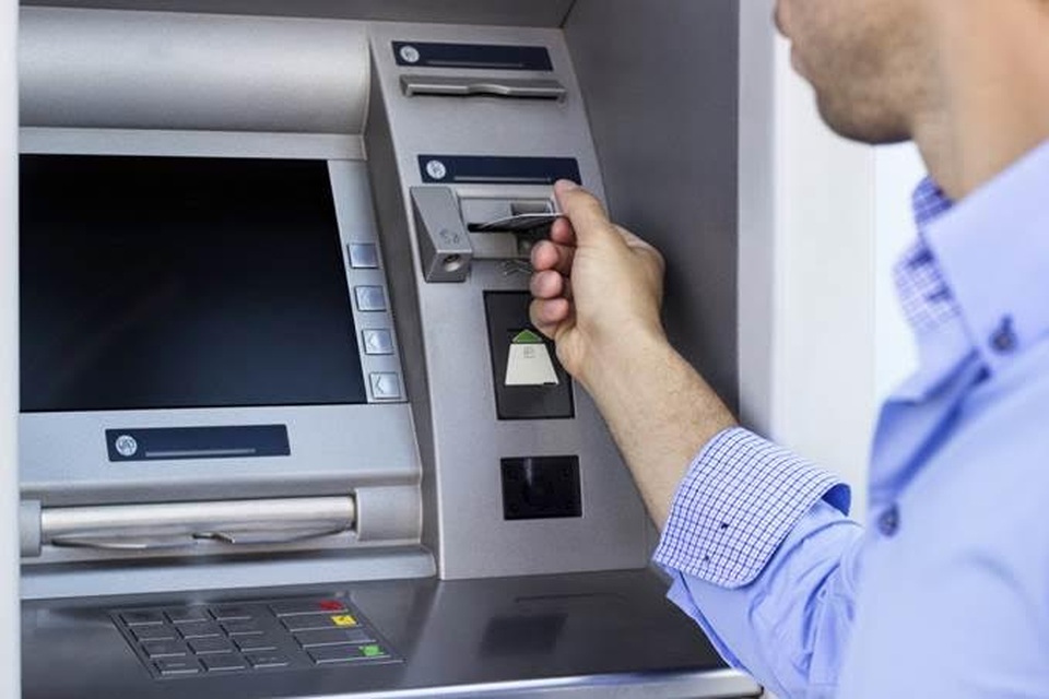 Thu phí ATM: Bài toán chi phí giữa đầu tư và lợi nhuận - 1
Phí dịch vụ đối với thẻ ATM bao gồm 6 loại phí cơ bản gồm: phí phát hành thẻ, phí thường niên, phí rút tiền mặt, phí chuyển khoản, phí vấn tin tài khoản, phí in sao kê và các ngân hàng phải công khai biểu phí dịch vụ nói chung, phí thẻ ATM nói riêng.
