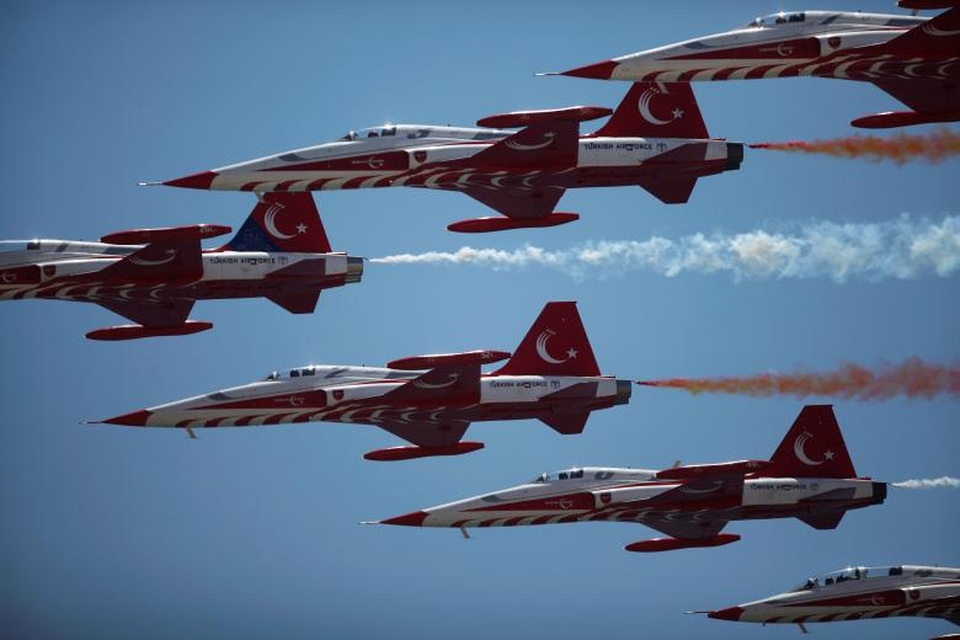 Máy bay chiến đấu nhào lộn nghẹt thở tại triển lãm hàng không - 1 Phi đội nhào lộn Turkish Stars của Không quân Thổ Nhĩ Kỳ với sự tham gia của các máy bay chiến đấu Northrop F-5 Freedom đã có màn trình diễn đẹp mắt trên bãi biển tại triển lãm hàng không quốc tế ở Torre del Mar, gần Malaga, phía nam Tây Ban Nha.