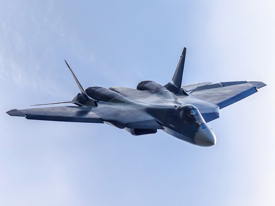 Uy lực “bóng ma bầu trời” Su-57 Nga - đối thủ của F-22 Raptor - 1 Theo Business Insider, máy bay chiến đấu Su-57 có thể sẽ trở thành lực lượng chủ lực của Không quân Nga trong tương lai. Nga gần đây tuyên bố muốn đưa Su-57, máy bay chiến đấu tàng hình đầu tiên của nước này, trở thành máy bay thế hệ thứ 6. (Ảnh: United Aircraft Corporation)