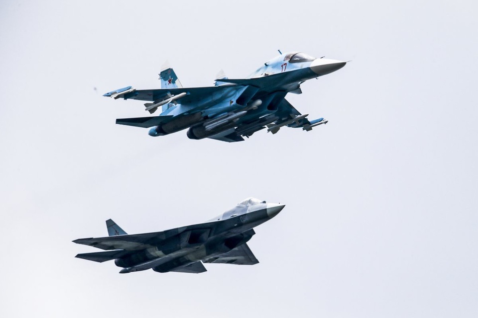 Uy lực “bóng ma bầu trời” Su-57 Nga - đối thủ của F-22 Raptor - 10 Khả năng tàng hình của Su-57 đến nay vẫn còn là chủ đề gây tranh cãi dù truyền thông Nga ca ngợi máy bay này là “bóng ma bầu trời”. Một số chuyên gia phân tích cho rằng đây mới chỉ là một máy bay chiến đấu thế hệ 5. (Ảnh: BI)