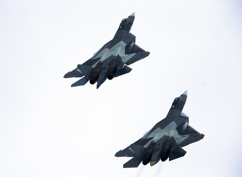 Uy lực “bóng ma bầu trời” Su-57 Nga - đối thủ của F-22 Raptor - 11 Nga từng tuyên bố muốn biến Su-57 trở thành máy bay chiến đấu thế hệ 6. Điều đó đồng nghĩa với việc Su-57 ít nhất sẽ phải có thêm tính năng không người lái. Rất khó để so sánh giữa Su-57 và F-22. Su-57 được cho là nhanh hơn, nhưng F-22 được cho là “tàng hình hơn”. Cả hai máy bay chiến đấu này đều cực kỳ cơ động, do vậy không thể kết luận mẫu nào tốt hơn. (Ảnh: TASS)