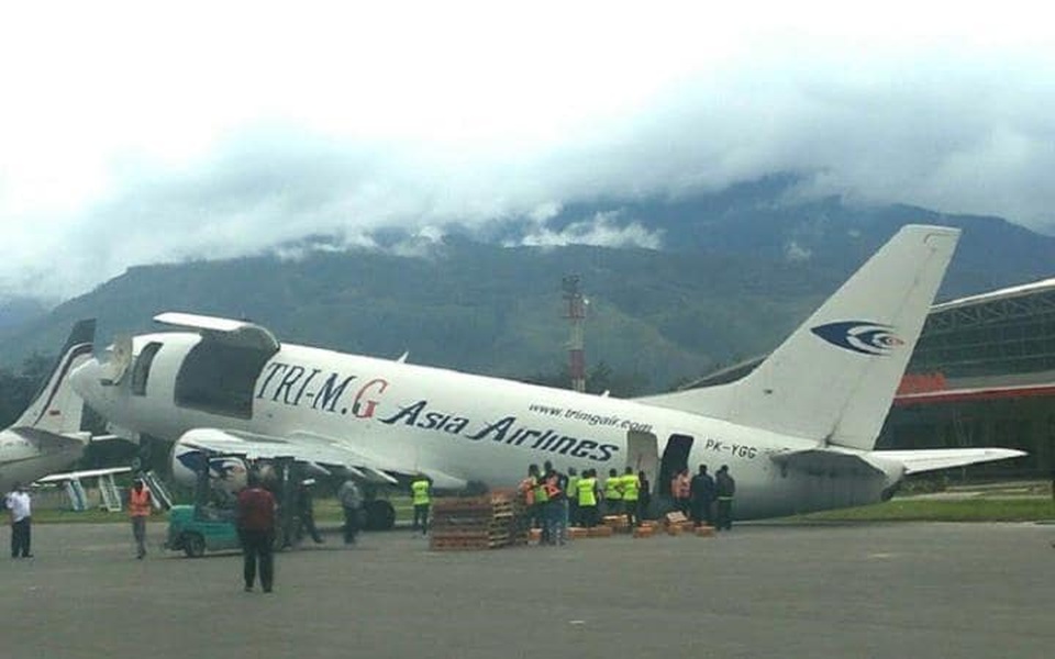 Indonesia: Máy bay bị lật bổng vì dầu ăn - 1
Máy bay bị lật bổng vì sức nặng. (Ảnh: Telegraph)