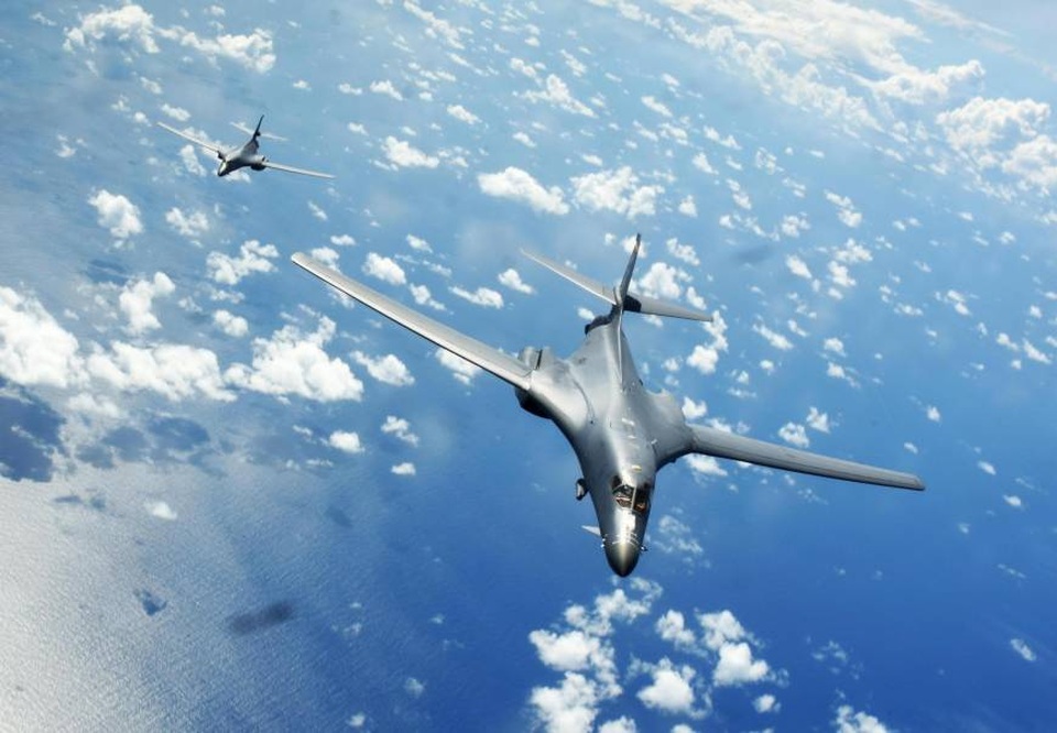 Hai máy bay ném bom của Mỹ bay 10 tiếng qua Biển Đông - 1
Máy bay ném bom B-1B Lancers của Mỹ. (Ảnh: Japan Times)