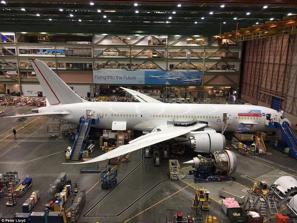 Bên trong xưởng sản xuất máy bay