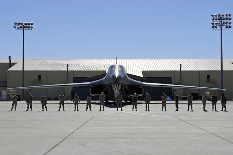 Uy lực máy bay ném bom Mỹ áp sát Triều Tiên - 2 B-1B Lancer là máy bay ném bom hạng nặng đa năng tầm xa. Dòng máy bay này được phát triển từ thập niên 1970 để thay thế cho “pháo đài bay” B-52 nổi tiếng của Không quân Mỹ.