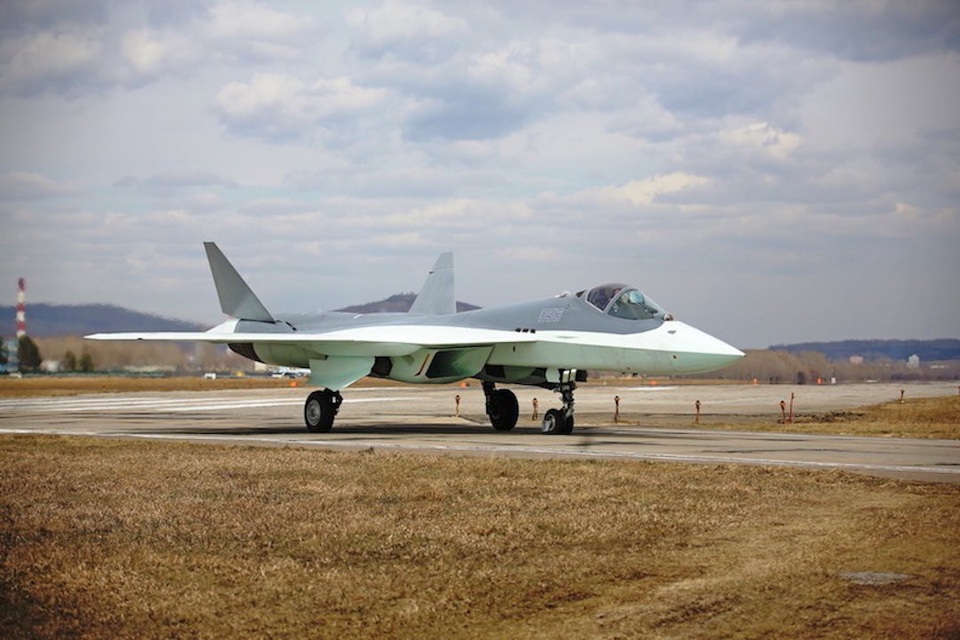 Uy lực “bóng ma bầu trời” Su-57 Nga - đối thủ của F-22 Raptor - 2 Su-57 hiện vẫn đang trong quá trình thử nghiệm và vẫn chưa được sản xuất hàng loạt. Tuy nhiên, Nga khẳng định Su-57 của nước này có năng lực tác chiến mạnh hơn so với máy bay chiến đấu F-22 Raptor của Mỹ. (Ảnh: Knaapo.ru)
