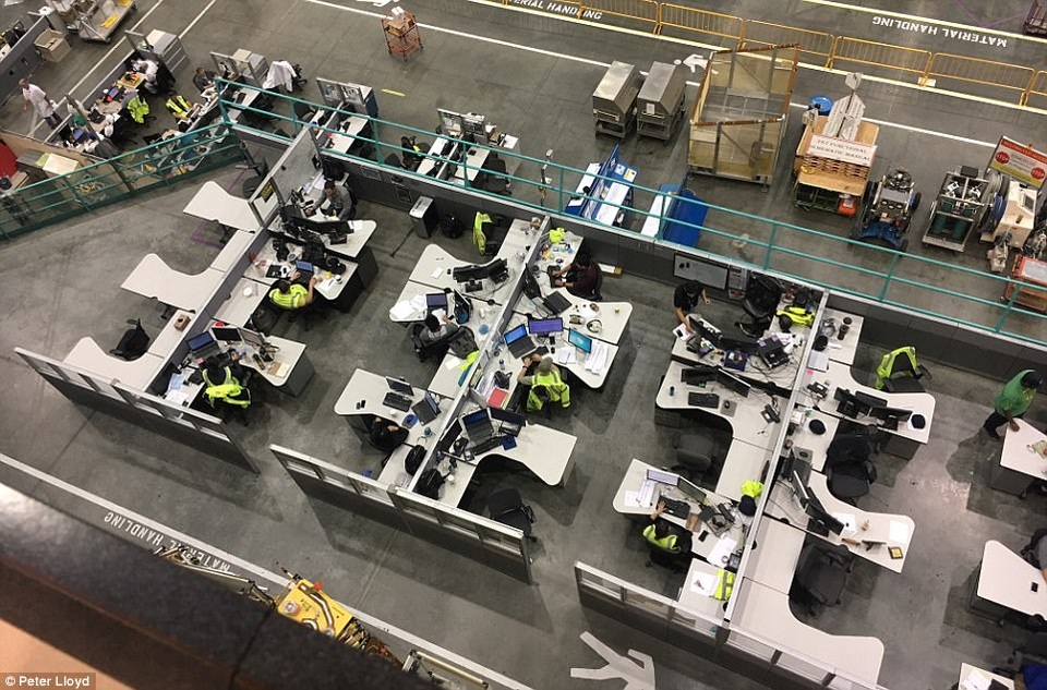 
Đội ngũ nhân viên văn phòng trong xưởng sản xuất máy bay
