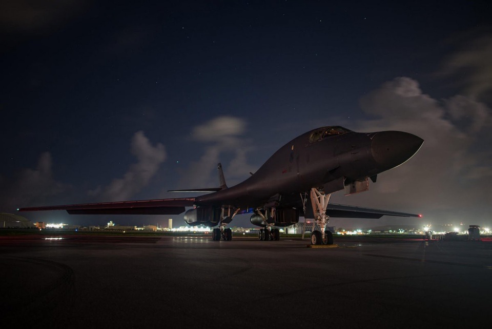 Uy lực máy bay ném bom Mỹ áp sát Triều Tiên - 3 Lần đầu tiên Mỹ triển khai B-1B Lancer trong các chiến dịch quân sự là vào năm 1998. Đây là máy bay ném bom chủ lực của Mỹ trong chiến tranh Iraq và thả tới 40% tổng số bom của liên quân Mỹ trong cuộc chiến này.