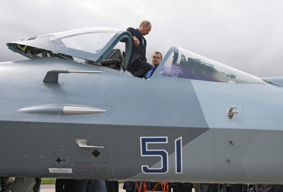 Uy lực “bóng ma bầu trời” Su-57 Nga - đối thủ của F-22 Raptor - 3 Năm 2010, Tổng thống Nga Vladimir Putin đã đích thân kiểm tra Su-57 sau chuyến bay thử nghiệm đầu tiên. Su-57 là sản phẩm của Sukhoi - tập đoàn hàng đầu trong ngành sản xuất vũ khí của Nga. (Nguồn: AP)