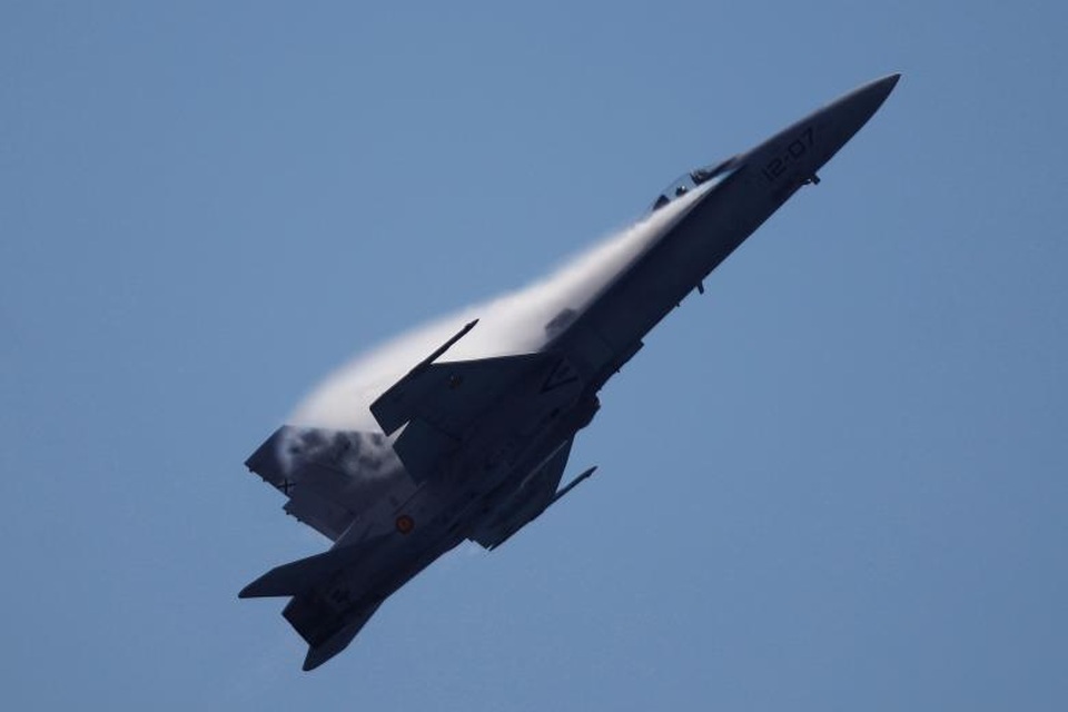 Máy bay chiến đấu nhào lộn nghẹt thở tại triển lãm hàng không - 4 Máy bay chiến đấu McDonnel Douglas EF-18 Hornet phô diễn kỹ thuật nhào lộn tại triển lãm hàng không.