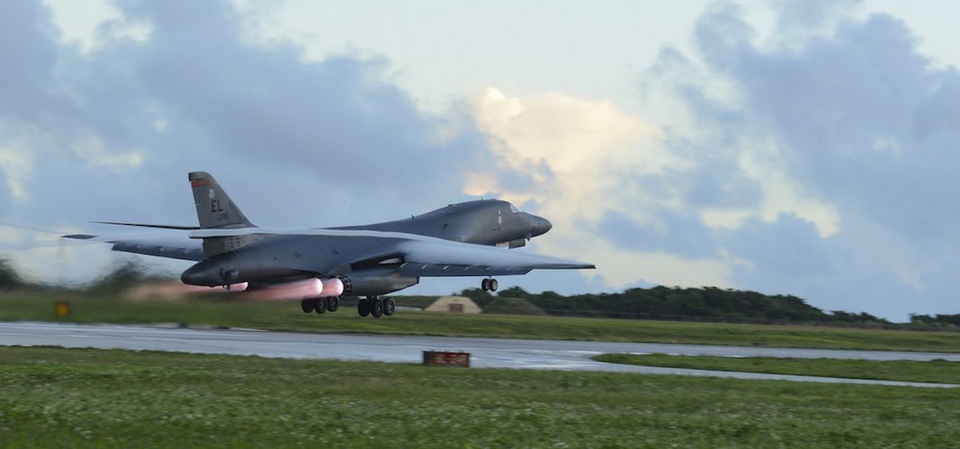Uy lực máy bay ném bom Mỹ áp sát Triều Tiên - 4 B-1B Lancer do Boeing, một trong những tập đoàn quốc phòng lớn nhất tại Mỹ, sản xuất. Đây được xem là xương sống của lực lượng máy bay ném bom chiến lược Mỹ cho tới năm 2040.