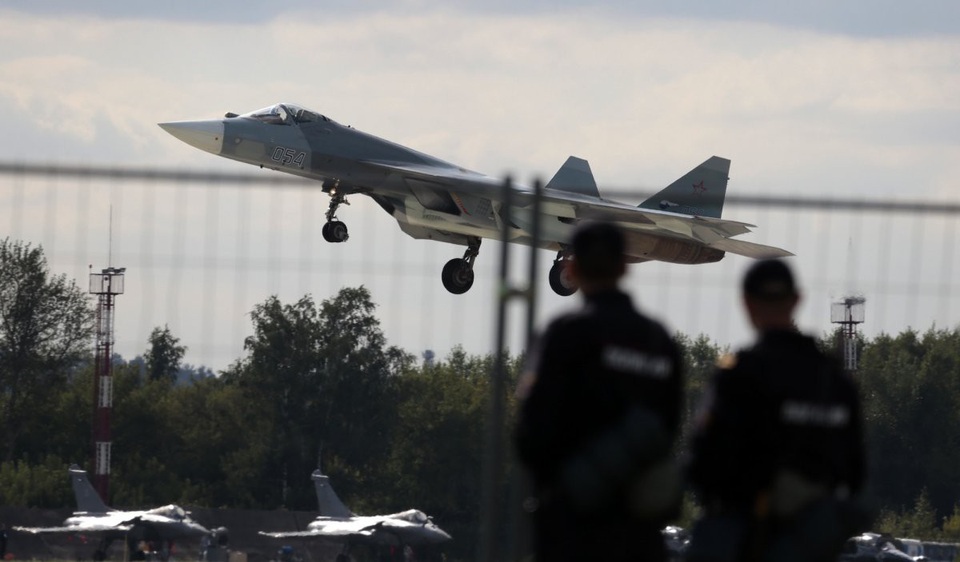 Uy lực “bóng ma bầu trời” Su-57 Nga - đối thủ của F-22 Raptor - 4 Mặc dù Su-57 và F-22 gần tương tự nhau về thiết kế và một số tính năng, song 2 máy bay chiến đấu tàng hình này vẫn có nhiều điểm khác biệt. Su-57, tên cũ là T-50, thực hiện chuyến bay đầu tiên vào tháng 1/2010. (Ảnh: AP)