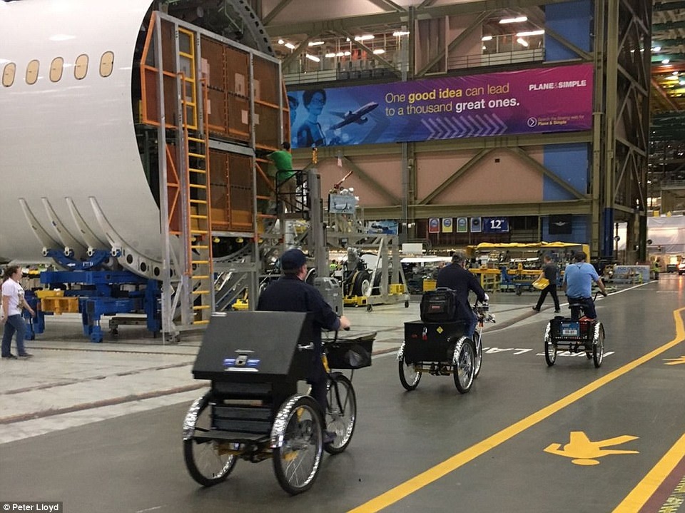 Nhân viên di chuyển bằng xe trong xưởng