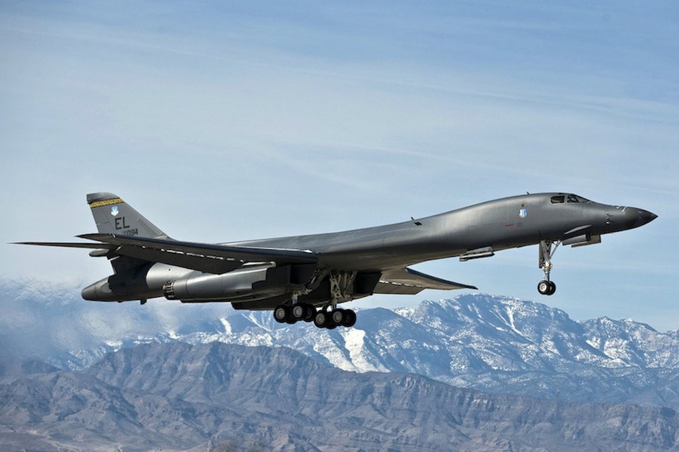 Uy lực máy bay ném bom Mỹ áp sát Triều Tiên - 5 B-1B Lancer được trang bị 4 động cơ phản lực General Electric F101-GE-102, cho phép máy bay ném bom này đạt tốc độ tối đa khoảng 1.400 km/giờ và đạt độ cao trên 9.000 m.