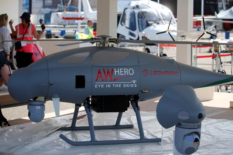 Không chỉ có các máy bay dân sự, tại PAS 2017, khách thăm quan sẽ được chiêm ngưỡng nhiều loại tên lửa, trực thăng, máy bay chiến đấu..., trong đó có nhiều mẫu lần đầu tiên ra mắt. Trong ảnh: Máy bay không người lái “AW HERO”, một sản phẩm của Leonardo, được trưng bày tại triển lãm.