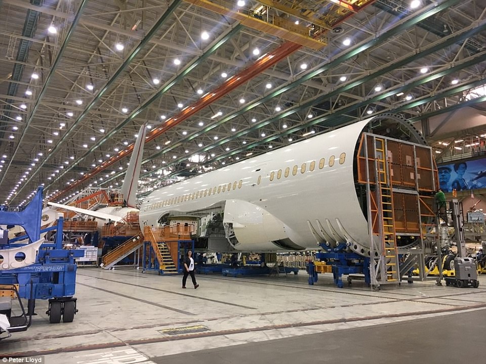 Khám phá xưởng máy bay bên trong tòa nhà rộng nhất thế giới - 7