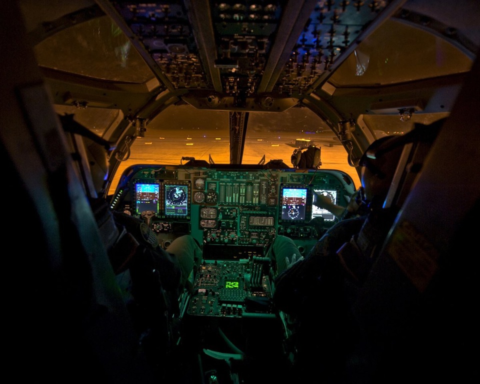 Uy lực máy bay ném bom Mỹ áp sát Triều Tiên - 6 Phi hành đoàn của B-1B Lancer gồm 4 người, trong đó có 1 chỉ huy, 1 phi công phụ và hai sĩ quan phụ trách hệ thống tác chiến. 4 màn hình màu đa nhiệm trong buồng lái cho phép phi công nhận thêm các dữ liệu trong quá trình điều khiển máy bay.