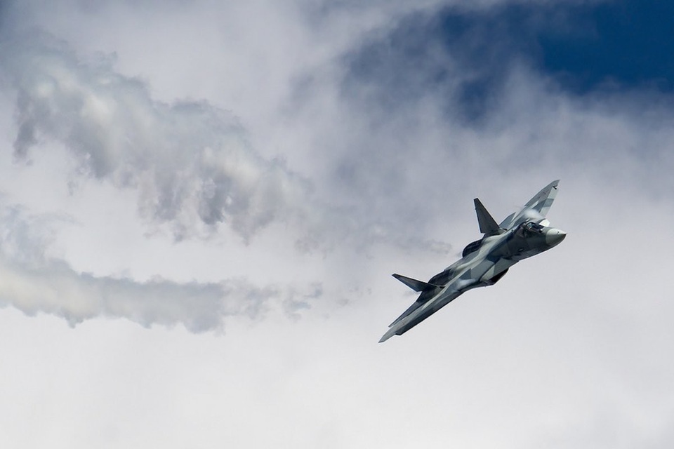 Uy lực “bóng ma bầu trời” Su-57 Nga - đối thủ của F-22 Raptor - 6 Tốc độ bay thông thường của Su-57 vào khoảng 1287 km/giờ, trong khi tốc độ tối đa có thể lên tới 2.600 km/giờ. So với F-22 Raptor với tốc độ cực đại chỉ khoảng 2414 km/giờ, tốc độ của Su-57 có phần nhỉnh hơn. Ngoài ra, trần bay của Su-57 có thể đạt mức gần 20 km, trong khi trần bay của F-22 Raptor chỉ khoảng 15 km. (Ảnh: Dmitry Terekhov/Flickr)