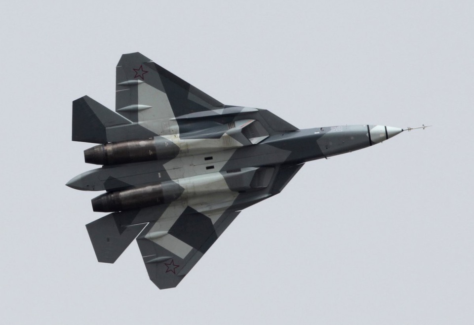 Uy lực “bóng ma bầu trời” Su-57 Nga - đối thủ của F-22 Raptor - 8 Su-57 có khả năng cơ động tuyệt vời và một số ý kiến cho rằng mẫu máy bay chiến đấu của Nga còn vượt trội hơn so với F-22 Raptor của Mỹ. Do vậy, Su-57 có thể lách được tên lửa của đối phương và nhanh chóng di chuyển tới các vị trí chiến lược để khai hỏa dễ dàng. (Ảnh: AFP)