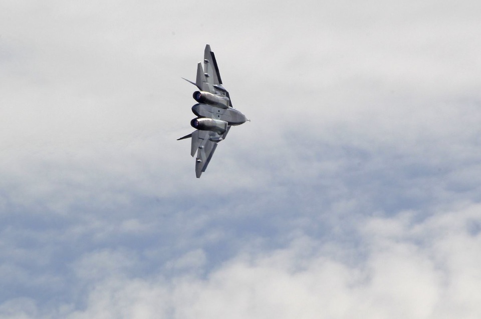 Uy lực “bóng ma bầu trời” Su-57 Nga - đối thủ của F-22 Raptor - 13 Nga dự kiến sẽ nhận lô 12 máy bay chiến đấu Su-57 đầu tiên vào năm 2019. Trong khi đó, F-22 Raptor đã được quân đội Mỹ đưa vào sử dụng từ năm 2005. (Ảnh: BI)