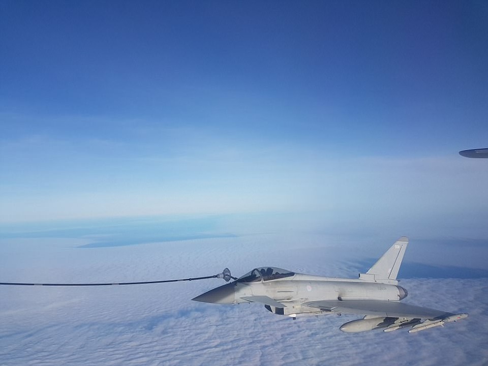 
Máy bay chiến đấu Typhoon tiếp cận chuyên cơ Thủ tướng Anh ở cự ly gần. (Ảnh: Dailymail)
