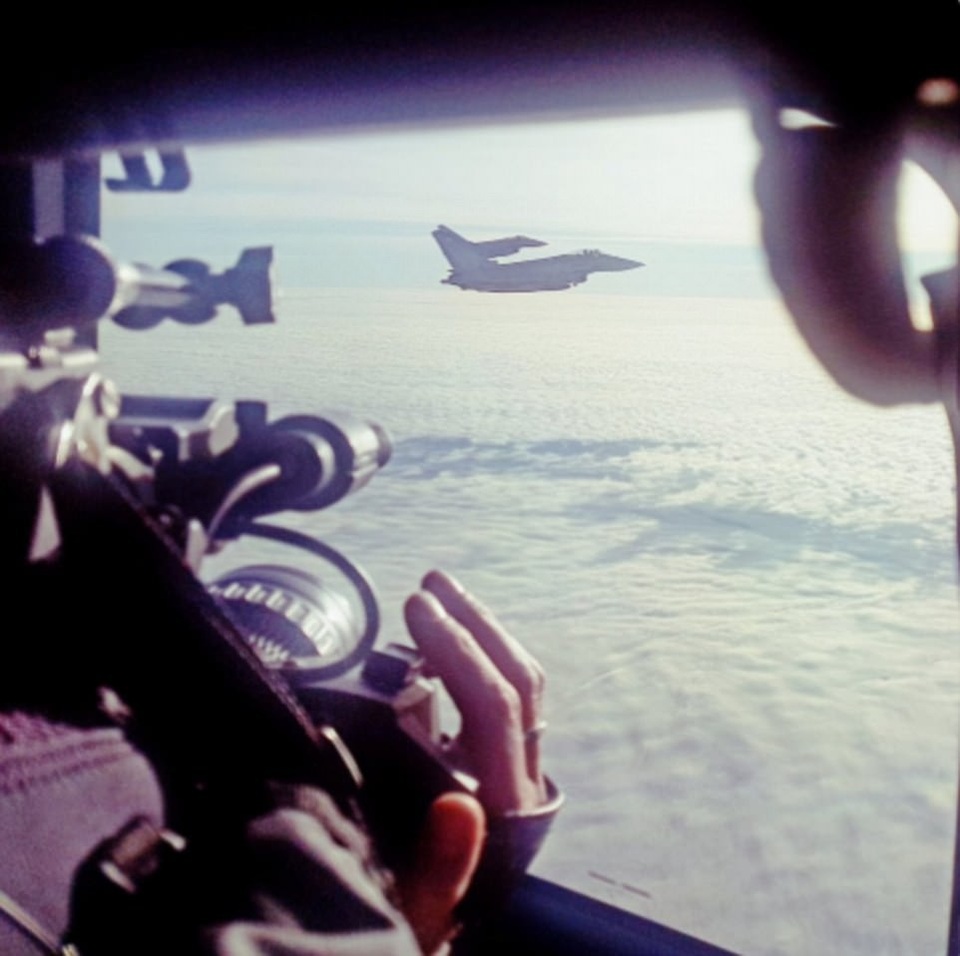 
Đây là lần đầu tiên Thủ tướng Anh Theresa May tận mắt chứng kiến bài diễn tập đánh chặn của máy bay chiến đấu Hoàng gia từ trên không. (Ảnh: Dailymail)
