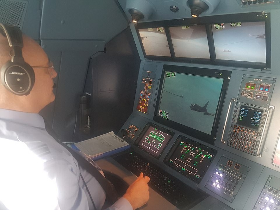 
Phi công trên chuyên cơ của Thủ tướng May quan sát máy bay chiến đấu Typhoon diễn tập qua màn hình. (Ảnh: Dailymail)
