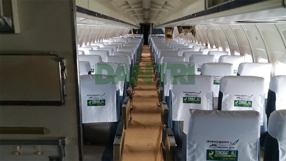 Hé lộ mới về máy bay Boeing bị “bỏ rơi” 10 năm ở Nội Bài - 3
Bên trong chiếc Boeing 727-200 bị bỏ rơi từ năm 2007 ở sân bay Nội Bài