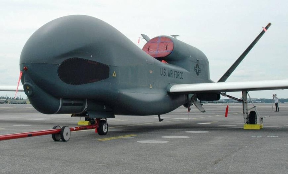 Mỹ khoe máy bay không người lái "chim ưng" đối phó Triều Tiên - 1
Máy bay do thám không người lái Global Hawk tại căn cứ Yokota, Nhật Bản (Ảnh: Koyodo)